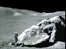 Mond: Felsen im Taurus-Hochland mit Astronaut